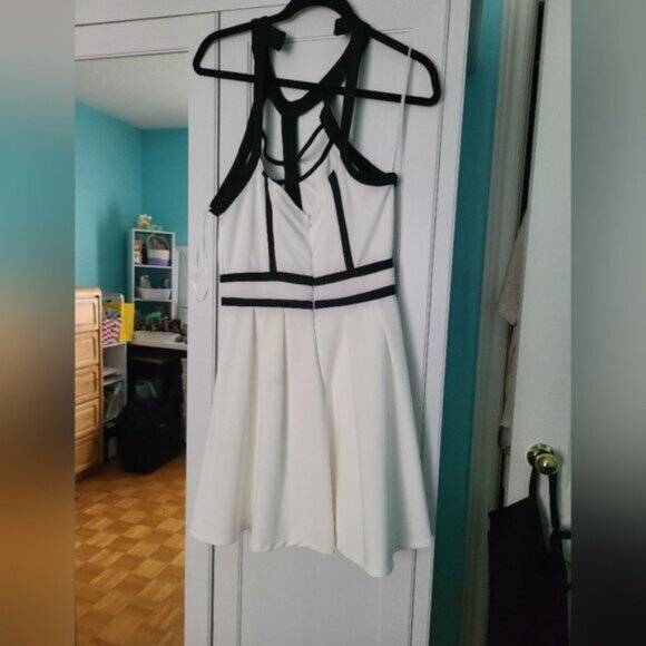 NWT Xenia Boutique White and Black Cutout Dress Fit and Flare Mini Dress Size 8 - Picture 3 of 4